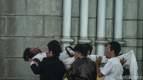 Prosesi Jalan Salib dalam memperingati Paskah di Gereja Katedral, Jakarta Pusat berlangsung khidmat. Begini potretnya.