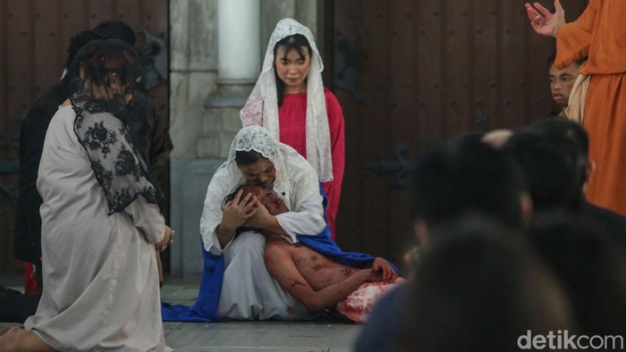 Prosesi Jalan Salib dalam memperingati Paskah di Gereja Katedral, Jakarta Pusat berlangsung khidmat. Begini potretnya.