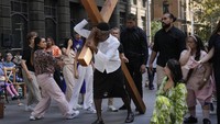 Epeli Rokowaqa, tujuh belas tahun, kiri, memerankan Yesus saat pertunjukan teater jalanan Wesley Misisiondi Sydney, Australia, Jumat (29/3/2024).