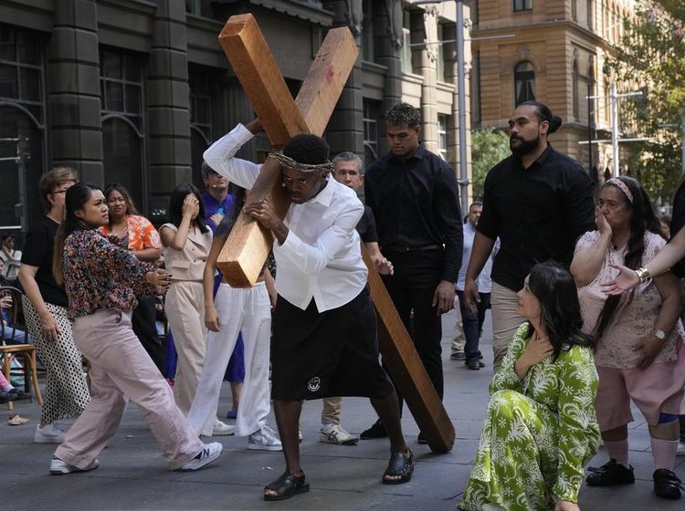 Aksi Teatrikal Prosesi Jalan Salib di Sydney