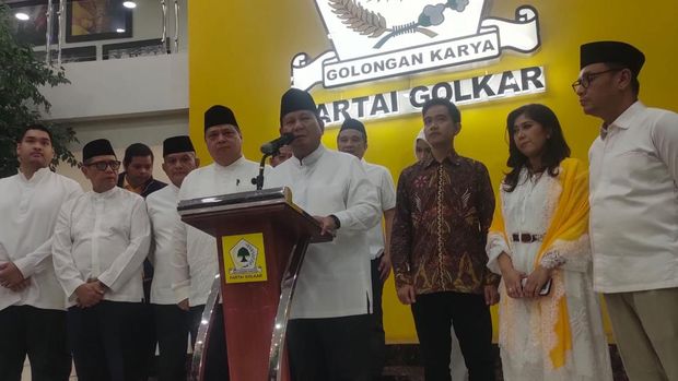 Prabowo Gibran dalam konferensi pers usai acara bukber Golkar (Dwi-detikcom)