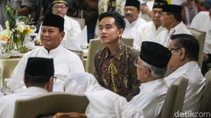 Prabowo dan Airlangga Berkoko Putih di Bukber Golkar, Gibran Pakai Batik