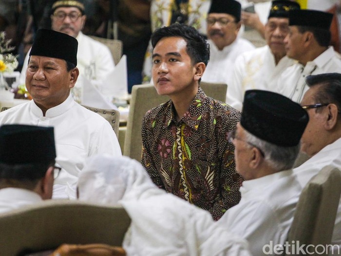 Partai Golkar menggelar buka puasa bersama di kantor DPP. Capres-cawapres Prabowo Subianto-Gibran Rakabuming Raka turut hadir.