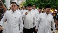  Prabowo menyalami satu per satu jajaran elite Partai Golkar. Ia terlihat semeja dengan Ketua Dewan Partai Golkar Agung Laksono, Ketum Airlangga hingga Sekjen Lodewijk F Paulus. 