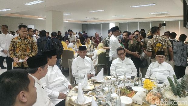 Prabowo Hadiri Acara Bukber di Markas Golkar, Disambut Ketum Golkar Airlangga Hartarto. (Dwi R/detikcom)