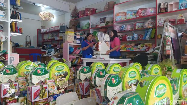 Proses pembuatan parsel Lebaran di Agnes Parcel dan Suvenir di Jalan Daha, Kota Magelang, Jumat (29/3/2024).