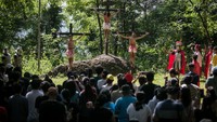 Umat Katolik mengikuti prosesi visualisasi Jalan Salib pada peringatan Jumat Agung di Gunung Gandul, Wonogiri, Jawa Tengah, Jumat (29/3/2024). Prosesi rangkaian Hari Paskah tersebut menggambarkan peristiwa yang dialami Yesus menjelang dan saat penyaliban di Bukit Golgota. ANTARA FOTO/Mohammad Ayudha