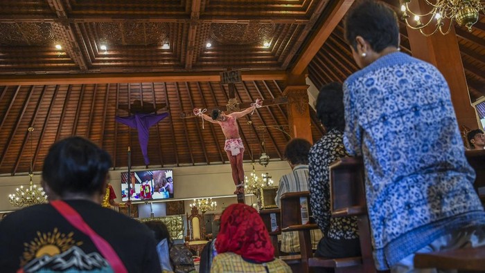 Umat Katolik memperagakan drama penyaliban Yesus pada Tablo Jalan Salib saat peringatan Jumat Agung di Gereja Katolik Santo Stefanus, Cilandak, Jakarta, Jumat (29/3/2024). Drama penyaliban Yesus pada Tablo Jalan Salib tersebut digelar dengan 14 titik pemberhentian yang merupakan rangkaian ibadah Jumat Agung dalam memperingati wafatnya Yesus. ANTARA FOTO/Galih Pradipta/nym.