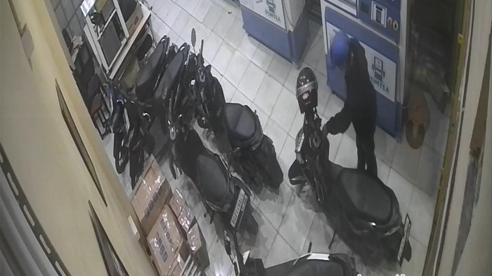 Rekaman CCTV saat pelaku melakukan curanmor di Palembang