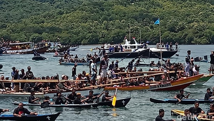 Ribuan peziarah Semana Santa mengikuti prosesi Tuan Meninu di perairan Larantuka, Flores Timur, NTT.