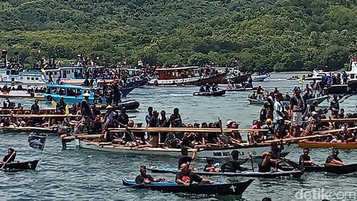 Ribuan peziarah Semana Santa mengikuti prosesi Tuan Meninu di perairan Larantuka, Flores Timur, NTT.