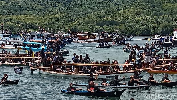 Ribuan peziarah Semana Santa mengikuti prosesi Tuan Meninu di perairan Larantuka, Flores Timur, NTT.