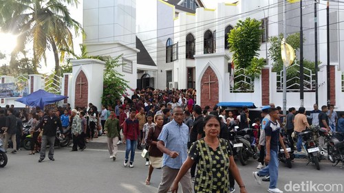 Ribuan umat Katolik seusai Misa Jumat Agung di Gereja Katedral Kristus Raja di Kota Kupang, NTT.
