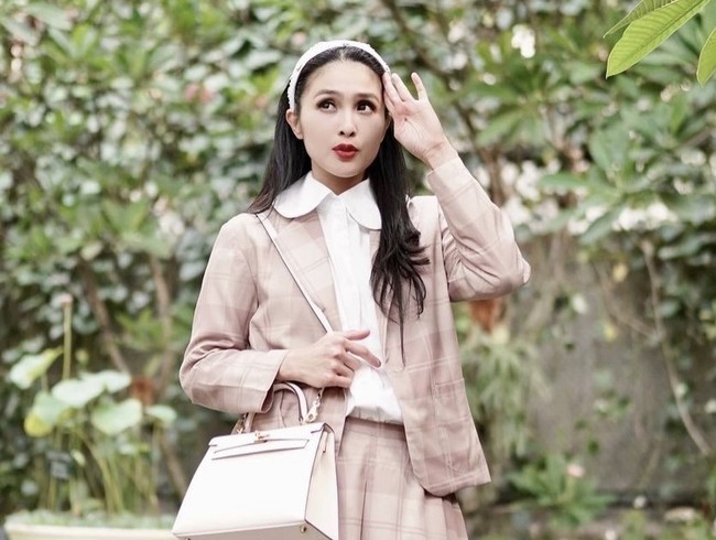 Beragam warna dan jenis Hermes dimiliki oleh Sandra Dewi. Kali ini ia tampil dengan Hermes Kelly warna putih yang harganya bisa mencapai Rp 500 juta.  Foto: Dok. Instagram @sandradewi88