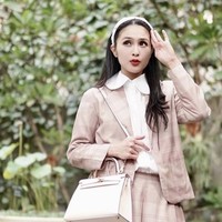 Beragam warna dan jenis Hermes dimiliki oleh Sandra Dewi. Kali ini ia tampil dengan Hermes Kelly warna putih yang harganya bisa mencapai Rp 500 juta.  Foto: Dok. Instagram @sandradewi88