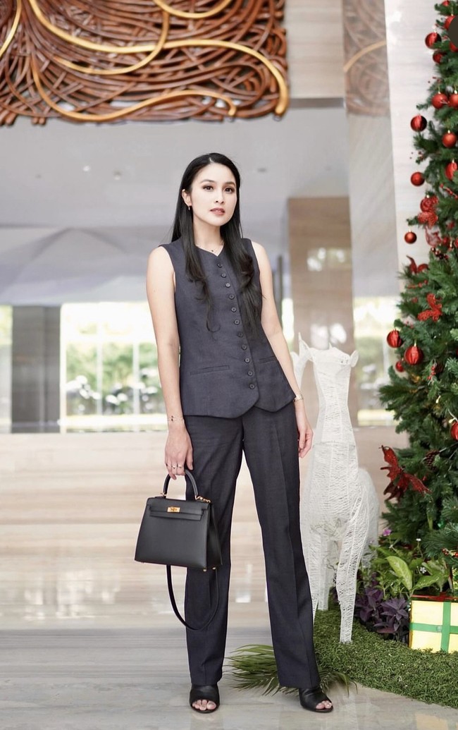 Tampil formal dengan vest, Sandra Dewi menenteng tas Hermes jenis Kelly yang nilainya bisa mencapai Rp 500 juta. Foto: Dok. Instagram @sandradewi88
