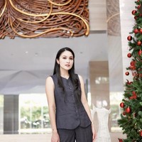 Tampil formal dengan vest, Sandra Dewi menenteng tas Hermes jenis Kelly yang nilainya bisa mencapai Rp 500 juta. Foto: Dok. Instagram @sandradewi88