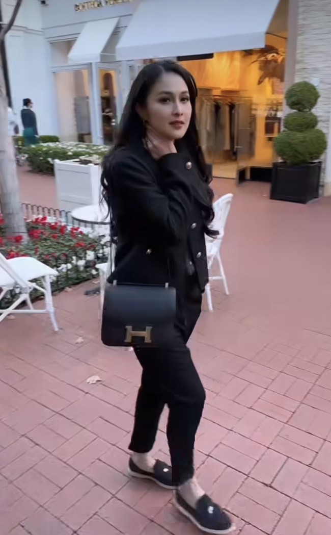 Berlibur ke Amerika Serikat, wanita 40 tahun itu tampil dengan sepatu Loro Piana hitam. Dia memadankannya dengan tas Hermes Contance 24 Black Epsom seharga Rp 250 juta. Foto: Dok. Instagram @sandradewi88