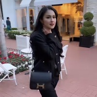 Berlibur ke Amerika Serikat, wanita 40 tahun itu tampil dengan sepatu Loro Piana hitam. Dia memadankannya dengan tas Hermes Contance 24 Black Epsom seharga Rp 250 juta. Foto: Dok. Instagram @sandradewi88