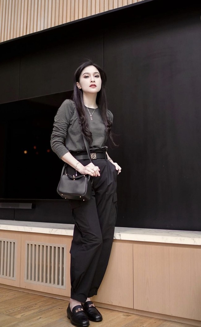 Tampil senada dengan busana serba hitam, istri Harvey Moeis itu tampil dengan tas Hermes mini Lindo yang harganya sekitar Rp 300 jutaan. Foto: Dok. Instagram @sandradewi88