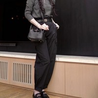 Tampil senada dengan busana serba hitam, istri Harvey Moeis itu tampil dengan tas Hermes mini Lindo yang harganya sekitar Rp 300 jutaan. Foto: Dok. Instagram @sandradewi88