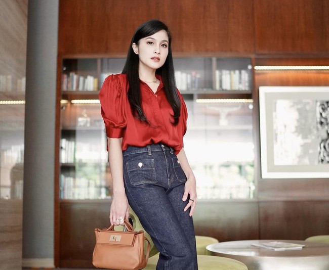 Tampil dengan kemeja merah dan celana jeans, Sandra Dewi terlihat menenteng tas Hermes seri 24/24 mini. Harga tas tersebut sekitar US$ 11 ribu atau sekitar Rp 174 juta. Foto: Dok. Instagram @sandradewi88