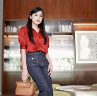 Tampil dengan kemeja merah dan celana jeans, Sandra Dewi terlihat menenteng tas Hermes seri 24/24 mini. Harga tas tersebut sekitar US$ 11 ribu atau sekitar Rp 174 juta. Foto: Dok. Instagram @sandradewi88