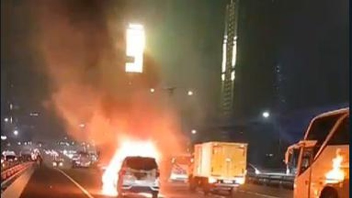 Mobil Terbakar di Jl Rasuna Said, 1 Unit Damkar Dikerahkan