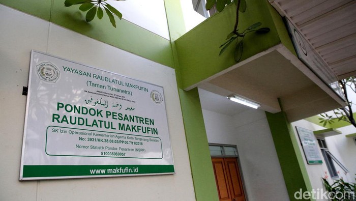 Semangat Santri Tunanetra Belajar Al-Quran Braille Suara lantunan ayat suci Al Quran berkumandang dengan merdu dan indah di Pondok Pesantren Tunanetra Raudlatul Makfufin di Tangerang, Banten. 
Sejumlah santriwan dan santriwati tampak sedang khusyuk membaca dan menghafalkan Al Quran dengan metode Braille.