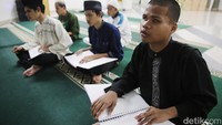 Sejumlah santriwan dan santriwati tampak sedang khusyuk membaca dan menghafalkan Al-Quran dengan metode Braille. Selepas Sholat Ashar, mereka mulai kajian ramadan yang dilanjutkan dengan berbuka puasa bersama. Usai makan, mereka melanjutkan dengan sholat Magrib, Isya dan tarawih berjamaah. Begitulah alur kegiatannya.