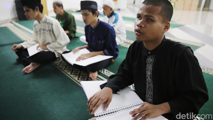 Semangat Santri Tunanetra Belajar Al-Quran Braille Suara lantunan ayat suci Al Quran berkumandang dengan merdu dan indah di Pondok Pesantren Tunanetra Raudlatul Makfufin di Tangerang, Banten. 
Sejumlah santriwan dan santriwati tampak sedang khusyuk membaca dan menghafalkan Al Quran dengan metode Braille.