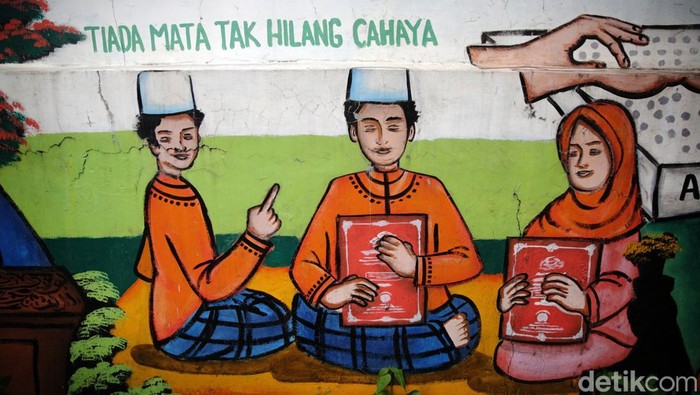 Suara lantunan ayat suci Al Quran berkumandang dengan merdu dan indah di Pondok Pesantren Tunanetra Raudlatul Makfufin di Tangerang, Banten. 

Sejumlah santriwan dan santriwati tampak sedang khusyuk membaca dan menghafalkan Al Quran dengan metode Braille.