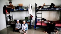 Pesantren Raudlatul Makfufin berdiri pada 2016. Tapi, embrio pesantren ini sudah ada sejak puluhan tahun silam, bermula dari majelis taklim yang diisi seorang dai tunanetera bernama almarum RM Halim Sholeh.