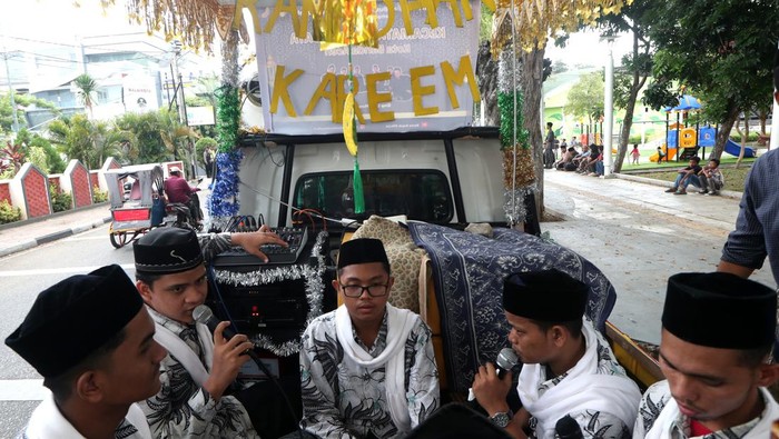 Semarak Kirab Aceh Ramadan Festival 2024 Remaja masjid dari berbagai kecamatan mengumandangkan zikir saat mengikuti kirab Aceh Ramadhan Festival 2024 dengan mobil hias di Banda Aceh, Aceh, Jumat (29/3/2024).Aceh Ramadhan Festival merupakan salah satu dari 110 even unggulan di seluruh Indonesia yang ditetapkan Kementerian Pariwisata dan Ekonomi Kreatif dalam Karisma Event Nusantara (KEN) 2024. ANTARA FOTO/Irwansyah Putra/rwa.