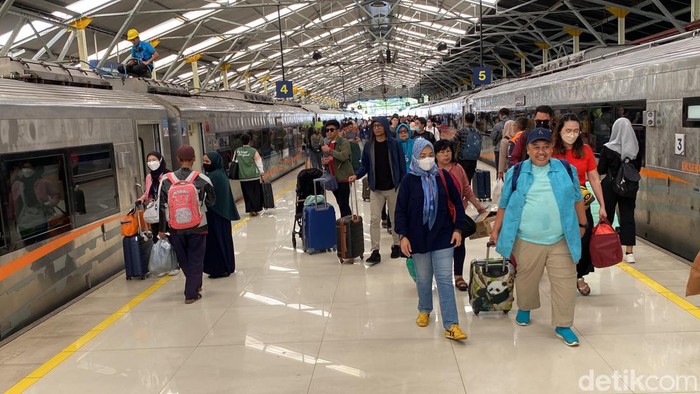 Suasana di Stasiun Bandung, Jumat (29/3/2024).