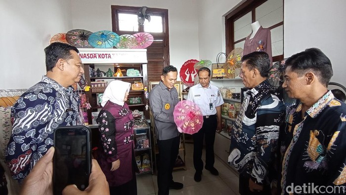 Suasana gerai UMKM di stasiun KA Tasikmalaya.