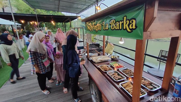 Suasana ngabuburit di La Barka, Dusun Wijilan, Kalurahan Wijimulyo, Kapanewon Nanggulan, Kulon Progo, Kamis (28/3/2024).