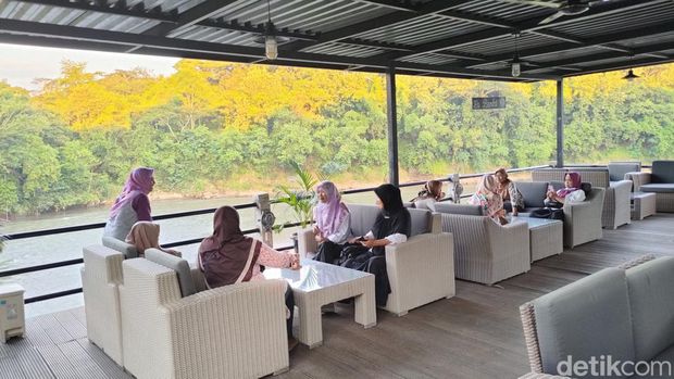 Suasana ngabuburit di La Barka, Dusun Wijilan, Kalurahan Wijimulyo, Kapanewon Nanggulan, Kulon Progo, Kamis (28/3/2024).