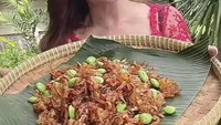 Katering rumahan juga seringkali menggunakan jasanya. Tamara Bleszynski dikirimkan sambal pete untun direview dan diunggah pada akun Instagramnya. Foto: Instagram/tamarableszynski