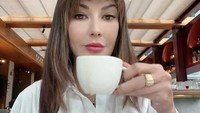 Sebelum menjalankan kegiatan maupun ketika ingin bersantai, Tamara Bleszynski memilih minuman hangat untuk menemaninya. Seperti segelas kopi yang dipesannya ini. Foto: Instagram/tamarableszynski