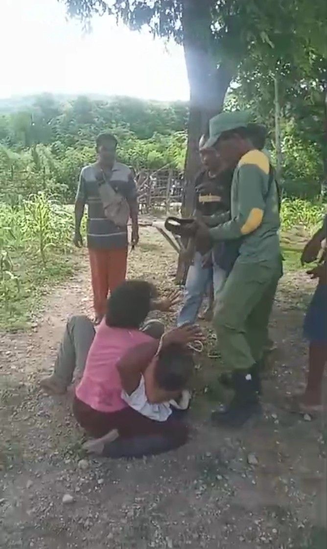 Tangkapan layar video viral anggota Linmas bersama sejumlah warga menganiaya pasutri di Desa Naib, Kecamatan Noebeba, Kabupaten TTS, NTT.