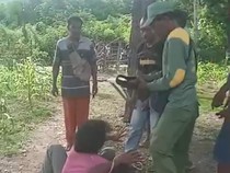 Viral Pria Berpakaian Linmas di TTS Ikat-Injak Pasutri Secara Membabi Buta