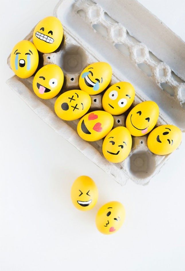 Telur paskah yang dihias emoji.