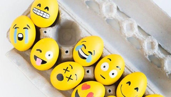 Telur paskah yang dihias emoji.