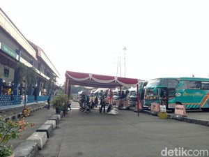 Terminal Kampung Rambutan Mulai Ramai, Puncak Arus Mudik Diprediksi 7 April