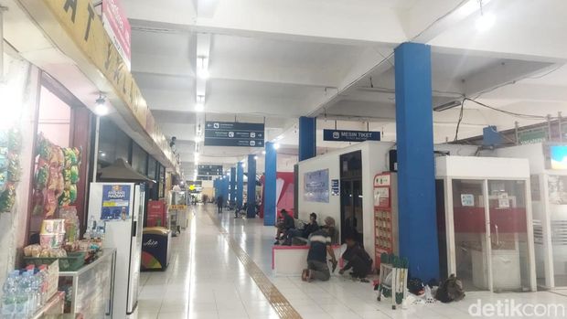 Terminal Kampung Rambutan mulai didatangi pemudik lebaran 2024. Beberapa pemudik pun terlihat menempati ruang tunggu di Terminal Kampung Rambutan. (Kurniawan F/detikcom)