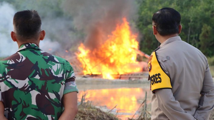 Tim gabungan Polri dan TNI membakar dompeng tambang emas ilegal di Bungo, Jambi