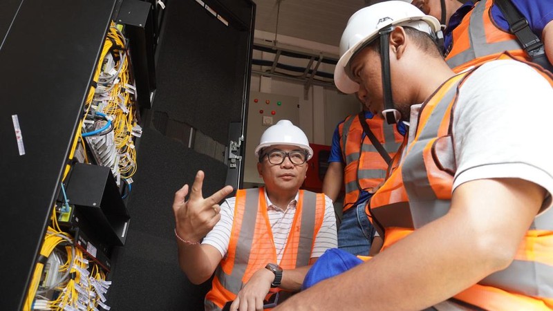 Keberadaan jaringan backbone serat optik (fiber optic) Gorontalo–Palu sepanjang 1.150 km guna memperkuat infrastruktur jaringan di Sulawesi.