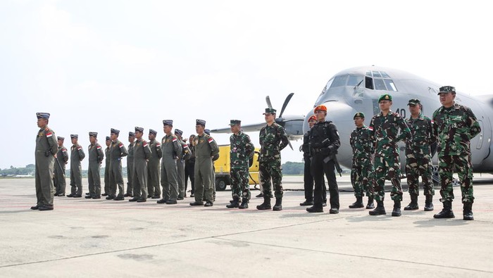 Sejumlah kru pesawat Hercules C-130J TNI AU melakukan koordinasi usai upacara keberangkatan bantuan kemanusiaan untuk Palestina di Lanud Halim Perdanakusuma, Jakarta, Jumat (29/3/2024). Pemerintah Indonesia mengirimkan bantuan kemanusiaan payung udara orang dan payung udara barang sebanyak 900 buah ke Yordania untuk disalurkan ke Palestina melalui metode airdrop menggunakan satu pesawat Hercules C-130J TNI AU. ANTARA FOTO/Asprilla Dwi Adha/nym.