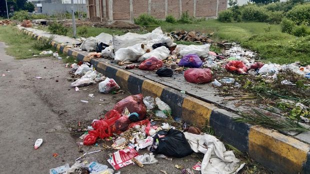 Tumpukan sampah berbagai jenis berserakan di Jalan Ishak Iskandar, Kecamatan Binamu.